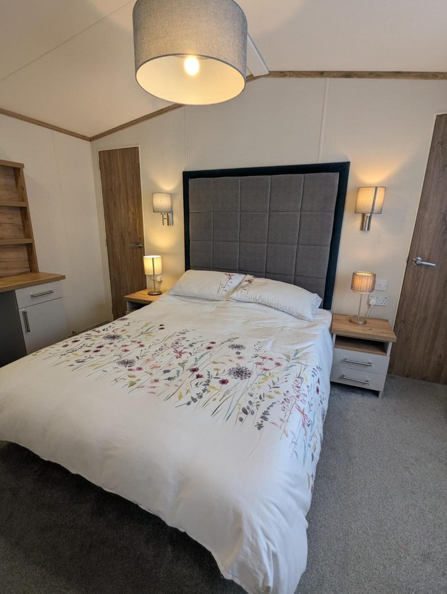 Spacious Comfortable Holiday Home With Unique Layout On 5 Star Shorefield Holiday Park Milford on Sea Extérieur photo