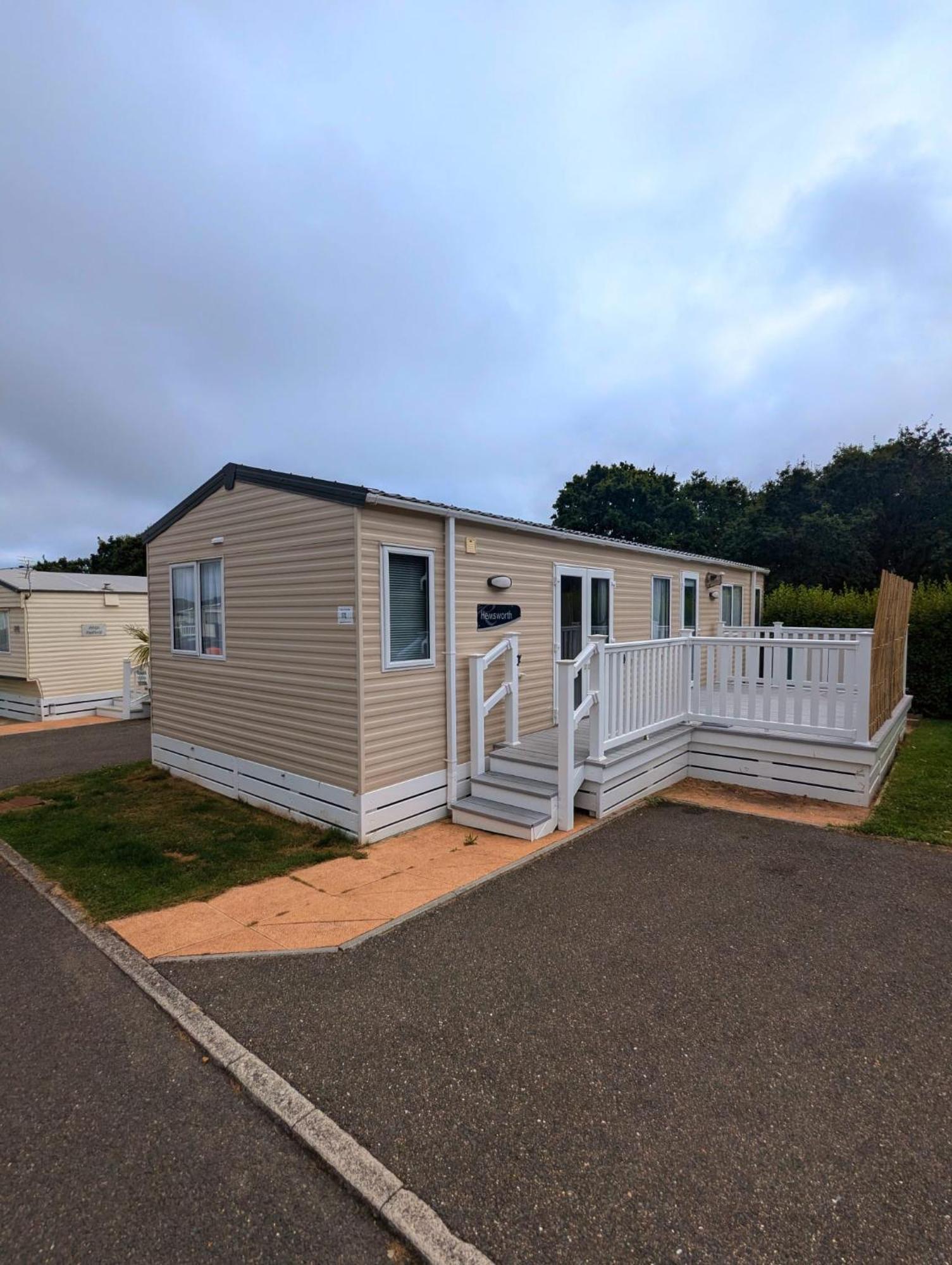 Spacious Comfortable Holiday Home With Unique Layout On 5 Star Shorefield Holiday Park Milford on Sea Extérieur photo